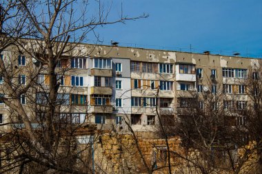 Topçu ateşi alan bir binanın ön cephesi. Borodyanka 'daki binaların çoğu ya tahrip edildi ya da tamir edilemez şekilde hasar gördü. Şehir, sivil hedefleri vurmak için Rus topçuları tarafından bombalandı. Bu bir savaş suçudur.