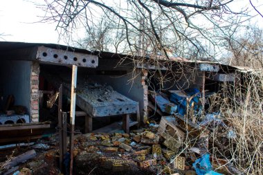 Topçu ateşinin ardından yanan bir binanın ön cephesi. Borodyanka 'daki binaların çoğu ya tahrip edildi ya da tamir edilemez şekilde hasar gördü. Şehir, sivil hedefleri vurmak için Rus topçuları tarafından bombalandı. Bu bir savaş suçudur.