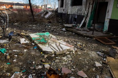 Topçu ateşi alan bir binanın enkazı. Borodyanka 'daki binaların çoğu ya tahrip edildi ya da tamir edilemez şekilde hasar gördü. Şehir, sivil hedefleri vurmak için Rus topçuları tarafından bombalandı. Bu bir savaş suçudur.