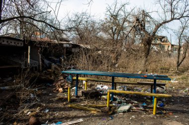Topçu ateşi alan bir binanın enkazı. Borodyanka 'daki binaların çoğu ya tahrip edildi ya da tamir edilemez şekilde hasar gördü. Şehir, sivil hedefleri vurmak için Rus topçuları tarafından bombalandı. Bu bir savaş suçudur.