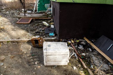 Topçu ateşi alan bir binanın enkazı. Borodyanka 'daki binaların çoğu ya tahrip edildi ya da tamir edilemez şekilde hasar gördü. Şehir, sivil hedefleri vurmak için Rus topçuları tarafından bombalandı. Bu bir savaş suçudur.