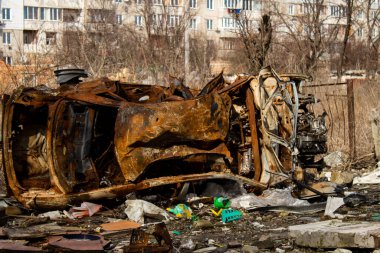 Topçu ateşinin ardından yanan araba. Borodyanka 'daki binaların çoğu ya tahrip edildi ya da tamir edilemez şekilde hasar gördü. Şehir, sivil hedefleri vurmak için Rus topçuları tarafından bombalandı. Bu bir savaş suçudur.