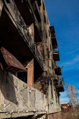 Topçu ateşinin ardından yanan bir binanın ön cephesi. Borodyanka 'daki binaların çoğu ya tahrip edildi ya da tamir edilemez şekilde hasar gördü. Şehir, sivil hedefleri vurmak için Rus topçuları tarafından bombalandı. Bu bir savaş suçudur.