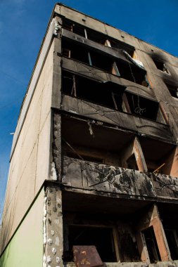 Topçu ateşinin ardından yanan bir binanın ön cephesi. Borodyanka 'daki binaların çoğu ya tahrip edildi ya da tamir edilemez şekilde hasar gördü. Şehir, sivil hedefleri vurmak için Rus topçuları tarafından bombalandı. Bu bir savaş suçudur.