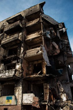 Topçu ateşinin ardından yanan bir binanın ön cephesi. Borodyanka 'daki binaların çoğu ya tahrip edildi ya da tamir edilemez şekilde hasar gördü. Şehir, sivil hedefleri vurmak için Rus topçuları tarafından bombalandı. Bu bir savaş suçudur.