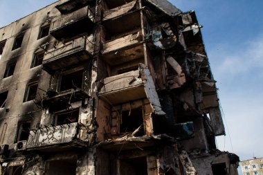 Topçu ateşinin ardından yanan bir binanın ön cephesi. Borodyanka 'daki binaların çoğu ya tahrip edildi ya da tamir edilemez şekilde hasar gördü. Şehir, sivil hedefleri vurmak için Rus topçuları tarafından bombalandı. Bu bir savaş suçudur.
