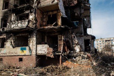 Topçu ateşinin ardından yanan bir binanın ön cephesi. Borodyanka 'daki binaların çoğu ya tahrip edildi ya da tamir edilemez şekilde hasar gördü. Şehir, sivil hedefleri vurmak için Rus topçuları tarafından bombalandı. Bu bir savaş suçudur.