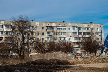 Topçu ateşi alan bir binanın ön cephesi. Borodyanka 'daki binaların çoğu ya tahrip edildi ya da tamir edilemez şekilde hasar gördü. Şehir, sivil hedefleri vurmak için Rus topçuları tarafından bombalandı. Bu bir savaş suçudur.