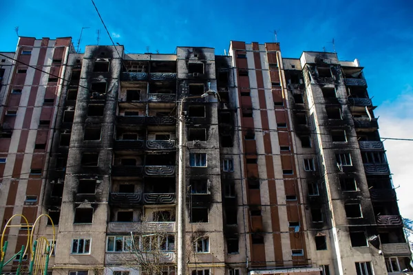 Irpin, Ukrayna - 14 Mart 2023 Irpin 'deki çoğu bina ya tahrip edildi ya da onarılamaz şekilde hasar gördü. Şehir Rus topçuları tarafından bombalandı ve Irpin muharebesinde birçok insan öldü. Bunlar savaş suçları.