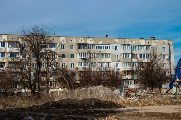 接受炮击的建筑物的立面 Borodyanka的大多数建筑物不是被毁就是损坏到无法修复的地步 为了打击平民目标 这座城市遭到了俄罗斯大炮的轰炸 这是战争罪 — 图库照片