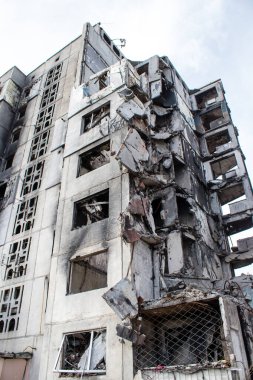 Topçu ateşinin ardından yanan bir binanın ön cephesi. Borodyanka 'daki binaların çoğu ya tahrip edildi ya da tamir edilemez şekilde hasar gördü. Şehir, sivil hedefleri vurmak için Rus topçuları tarafından bombalandı. Bu bir savaş suçudur.