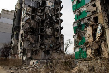 Topçu ateşinin ardından yanan bir binanın ön cephesi. Borodyanka 'daki binaların çoğu ya tahrip edildi ya da tamir edilemez şekilde hasar gördü. Şehir, sivil hedefleri vurmak için Rus topçuları tarafından bombalandı. Bu bir savaş suçudur.