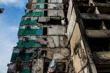 Topçu ateşinin ardından yanan bir binanın ön cephesi. Borodyanka 'daki binaların çoğu ya tahrip edildi ya da tamir edilemez şekilde hasar gördü. Şehir, sivil hedefleri vurmak için Rus topçuları tarafından bombalandı. Bu bir savaş suçudur.