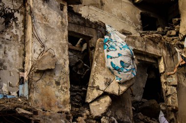 Topçu ateşinin ardından yanan bir binanın ön cephesi. Borodyanka 'daki binaların çoğu ya tahrip edildi ya da tamir edilemez şekilde hasar gördü. Şehir, sivil hedefleri vurmak için Rus topçuları tarafından bombalandı. Bu bir savaş suçudur.