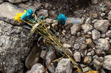 Topçu ateşi alan bir binanın enkazı. Borodyanka 'daki binaların çoğu ya tahrip edildi ya da tamir edilemez şekilde hasar gördü. Şehir, sivil hedefleri vurmak için Rus topçuları tarafından bombalandı. Bu bir savaş suçudur.
