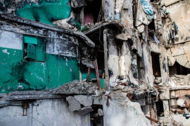Borodyanka 'daki binaların çoğu ya tahrip edildi ya da tamir edilemez şekilde hasar gördü. Şehir, sivil hedefleri vurmak için Rus topçuları tarafından bombalandı. Bu bir savaş suçudur.