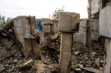 Topçu ateşi alan bir binanın enkazı. Borodyanka 'daki binaların çoğu ya tahrip edildi ya da tamir edilemez şekilde hasar gördü. Şehir, sivil hedefleri vurmak için Rus topçuları tarafından bombalandı. Bu bir savaş suçudur.
