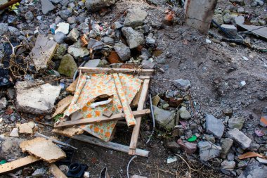 Topçu ateşi alan bir binanın enkazı. Borodyanka 'daki binaların çoğu ya tahrip edildi ya da tamir edilemez şekilde hasar gördü. Şehir, sivil hedefleri vurmak için Rus topçuları tarafından bombalandı. Bu bir savaş suçudur.