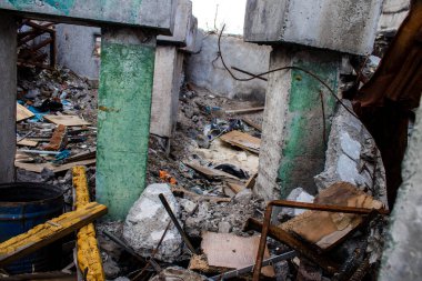 Topçu ateşi alan bir binanın enkazı. Borodyanka 'daki binaların çoğu ya tahrip edildi ya da tamir edilemez şekilde hasar gördü. Şehir, sivil hedefleri vurmak için Rus topçuları tarafından bombalandı. Bu bir savaş suçudur.