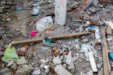 Topçu ateşi alan bir binanın enkazı. Borodyanka 'daki binaların çoğu ya tahrip edildi ya da tamir edilemez şekilde hasar gördü. Şehir, sivil hedefleri vurmak için Rus topçuları tarafından bombalandı. Bu bir savaş suçudur.