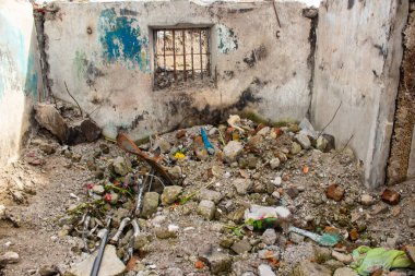 Topçu ateşi alan bir binanın enkazı. Borodyanka 'daki binaların çoğu ya tahrip edildi ya da tamir edilemez şekilde hasar gördü. Şehir, sivil hedefleri vurmak için Rus topçuları tarafından bombalandı. Bu bir savaş suçudur.