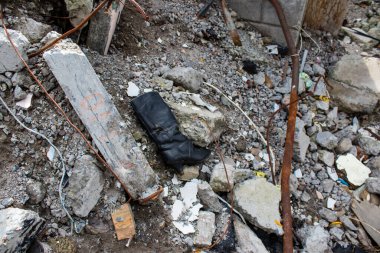 Topçu ateşi alan bir binanın enkazı. Borodyanka 'daki binaların çoğu ya tahrip edildi ya da tamir edilemez şekilde hasar gördü. Şehir, sivil hedefleri vurmak için Rus topçuları tarafından bombalandı. Bu bir savaş suçudur.