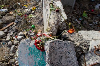 Topçu ateşi alan bir binanın enkazı. Borodyanka 'daki binaların çoğu ya tahrip edildi ya da tamir edilemez şekilde hasar gördü. Şehir, sivil hedefleri vurmak için Rus topçuları tarafından bombalandı. Bu bir savaş suçudur.