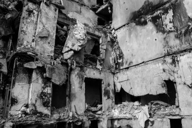 Topçu ateşinin ardından yanan bir binanın ön cephesi. Borodyanka 'daki binaların çoğu ya tahrip edildi ya da tamir edilemez şekilde hasar gördü. Şehir, sivil hedefleri vurmak için Rus topçuları tarafından bombalandı. Bu bir savaş suçudur.