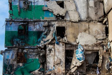 Topçu ateşinin ardından yanan bir binanın ön cephesi. Borodyanka 'daki binaların çoğu ya tahrip edildi ya da tamir edilemez şekilde hasar gördü. Şehir, sivil hedefleri vurmak için Rus topçuları tarafından bombalandı. Bu bir savaş suçudur.