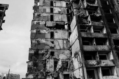 Topçu ateşinin ardından yanan bir binanın ön cephesi. Borodyanka 'daki binaların çoğu ya tahrip edildi ya da tamir edilemez şekilde hasar gördü. Şehir, sivil hedefleri vurmak için Rus topçuları tarafından bombalandı. Bu bir savaş suçudur.