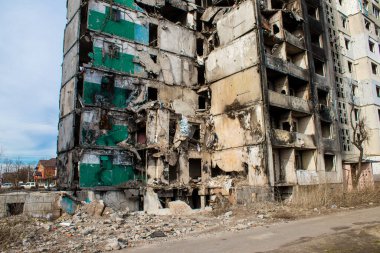 Topçu ateşinin ardından yanan bir binanın ön cephesi. Borodyanka 'daki binaların çoğu ya tahrip edildi ya da tamir edilemez şekilde hasar gördü. Şehir, sivil hedefleri vurmak için Rus topçuları tarafından bombalandı. Bu bir savaş suçudur.