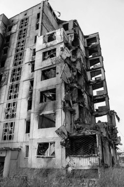 Topçu ateşinin ardından yanan bir binanın ön cephesi. Borodyanka 'daki binaların çoğu ya tahrip edildi ya da tamir edilemez şekilde hasar gördü. Şehir, sivil hedefleri vurmak için Rus topçuları tarafından bombalandı. Bu bir savaş suçudur.