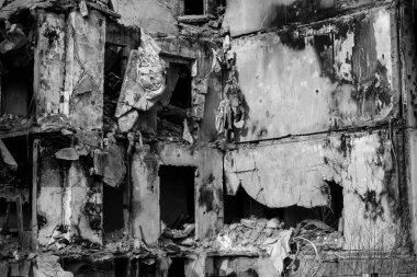 Topçu ateşinin ardından yanan bir binanın ön cephesi. Borodyanka 'daki binaların çoğu ya tahrip edildi ya da tamir edilemez şekilde hasar gördü. Şehir, sivil hedefleri vurmak için Rus topçuları tarafından bombalandı. Bu bir savaş suçudur.