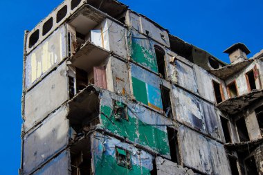 Topçu ateşinin ardından yanan bir binanın ön cephesi. Borodyanka 'daki binaların çoğu ya tahrip edildi ya da tamir edilemez şekilde hasar gördü. Şehir, sivil hedefleri vurmak için Rus topçuları tarafından bombalandı. Bu bir savaş suçudur.