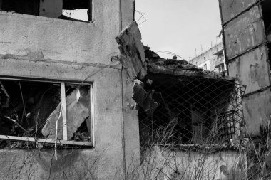 Topçu ateşinin ardından yanan bir binanın ön cephesi. Borodyanka 'daki binaların çoğu ya tahrip edildi ya da tamir edilemez şekilde hasar gördü. Şehir, sivil hedefleri vurmak için Rus topçuları tarafından bombalandı. Bu bir savaş suçudur.