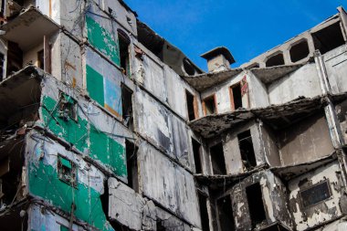 Topçu ateşinin ardından yanan bir binanın ön cephesi. Borodyanka 'daki binaların çoğu ya tahrip edildi ya da tamir edilemez şekilde hasar gördü. Şehir, sivil hedefleri vurmak için Rus topçuları tarafından bombalandı. Bu bir savaş suçudur.