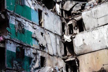 Topçu ateşinin ardından yanan bir binanın ön cephesi. Borodyanka 'daki binaların çoğu ya tahrip edildi ya da tamir edilemez şekilde hasar gördü. Şehir, sivil hedefleri vurmak için Rus topçuları tarafından bombalandı. Bu bir savaş suçudur.