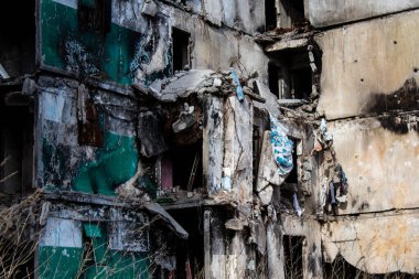 Topçu ateşinin ardından yanan bir binanın ön cephesi. Borodyanka 'daki binaların çoğu ya tahrip edildi ya da tamir edilemez şekilde hasar gördü. Şehir, sivil hedefleri vurmak için Rus topçuları tarafından bombalandı. Bu bir savaş suçudur.