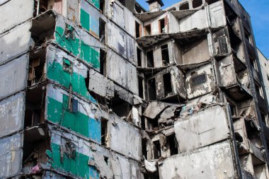 Topçu ateşinin ardından yanan bir binanın ön cephesi. Borodyanka 'daki binaların çoğu ya tahrip edildi ya da tamir edilemez şekilde hasar gördü. Şehir, sivil hedefleri vurmak için Rus topçuları tarafından bombalandı. Bu bir savaş suçudur.
