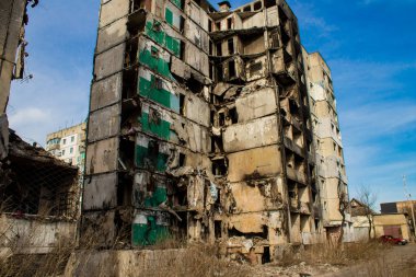 Topçu ateşinin ardından yanan bir binanın ön cephesi. Borodyanka 'daki binaların çoğu ya tahrip edildi ya da tamir edilemez şekilde hasar gördü. Şehir, sivil hedefleri vurmak için Rus topçuları tarafından bombalandı. Bu bir savaş suçudur.