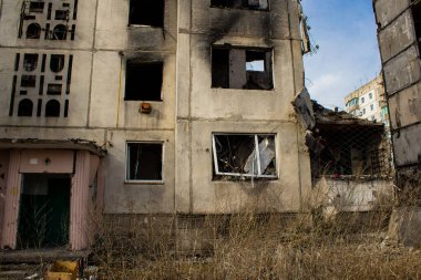 Topçu ateşinin ardından yanan bir binanın ön cephesi. Borodyanka 'daki binaların çoğu ya tahrip edildi ya da tamir edilemez şekilde hasar gördü. Şehir, sivil hedefleri vurmak için Rus topçuları tarafından bombalandı. Bu bir savaş suçudur.