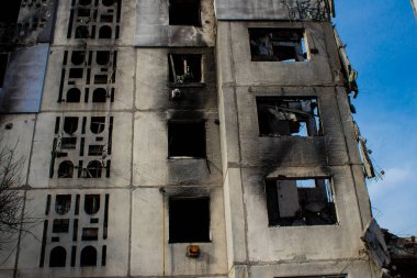 Topçu ateşinin ardından yanan bir binanın ön cephesi. Borodyanka 'daki binaların çoğu ya tahrip edildi ya da tamir edilemez şekilde hasar gördü. Şehir, sivil hedefleri vurmak için Rus topçuları tarafından bombalandı. Bu bir savaş suçudur.