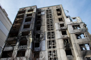 Topçu ateşinin ardından yanan bir binanın ön cephesi. Borodyanka 'daki binaların çoğu ya tahrip edildi ya da tamir edilemez şekilde hasar gördü. Şehir, sivil hedefleri vurmak için Rus topçuları tarafından bombalandı. Bu bir savaş suçudur.