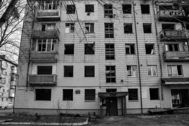 Topçu ateşinin ardından yanan bir binanın ön cephesi. Borodyanka 'daki binaların çoğu ya tahrip edildi ya da tamir edilemez şekilde hasar gördü. Şehir, sivil hedefleri vurmak için Rus topçuları tarafından bombalandı. Bu bir savaş suçudur.