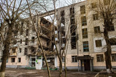Topçu ateşinin ardından yanan bir binanın ön cephesi. Borodyanka 'daki binaların çoğu ya tahrip edildi ya da tamir edilemez şekilde hasar gördü. Şehir, sivil hedefleri vurmak için Rus topçuları tarafından bombalandı. Bu bir savaş suçudur.