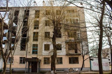 Topçu ateşinin ardından yanan bir binanın ön cephesi. Borodyanka 'daki binaların çoğu ya tahrip edildi ya da tamir edilemez şekilde hasar gördü. Şehir, sivil hedefleri vurmak için Rus topçuları tarafından bombalandı. Bu bir savaş suçudur.