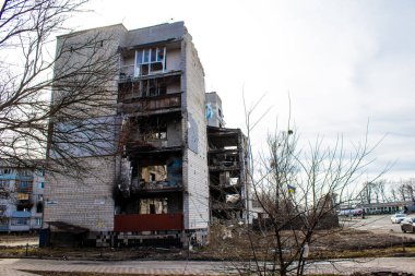 Topçu ateşinin ardından yanan bir binanın ön cephesi. Borodyanka 'daki binaların çoğu ya tahrip edildi ya da tamir edilemez şekilde hasar gördü. Şehir, sivil hedefleri vurmak için Rus topçuları tarafından bombalandı. Bu bir savaş suçudur.