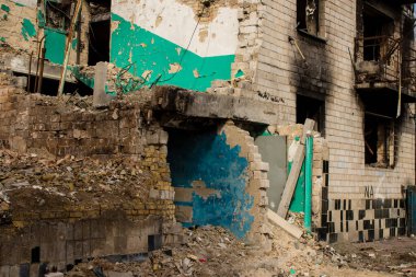 Borodyanka 'daki binaların çoğu ya tahrip edildi ya da tamir edilemez şekilde hasar gördü. Şehir, sivil hedefleri vurmak için Rus topçuları tarafından bombalandı. Bu bir savaş suçudur.