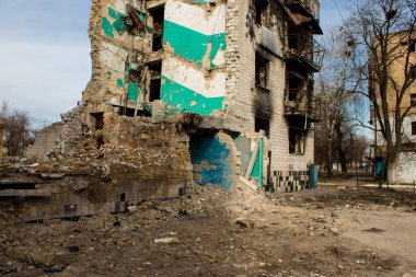 Borodyanka 'daki binaların çoğu ya tahrip edildi ya da tamir edilemez şekilde hasar gördü. Şehir, sivil hedefleri vurmak için Rus topçuları tarafından bombalandı. Bu bir savaş suçudur.