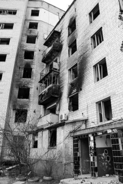 Borodyanka 'daki binaların çoğu ya tahrip edildi ya da tamir edilemez şekilde hasar gördü. Şehir, sivil hedefleri vurmak için Rus topçuları tarafından bombalandı. Bu bir savaş suçudur.